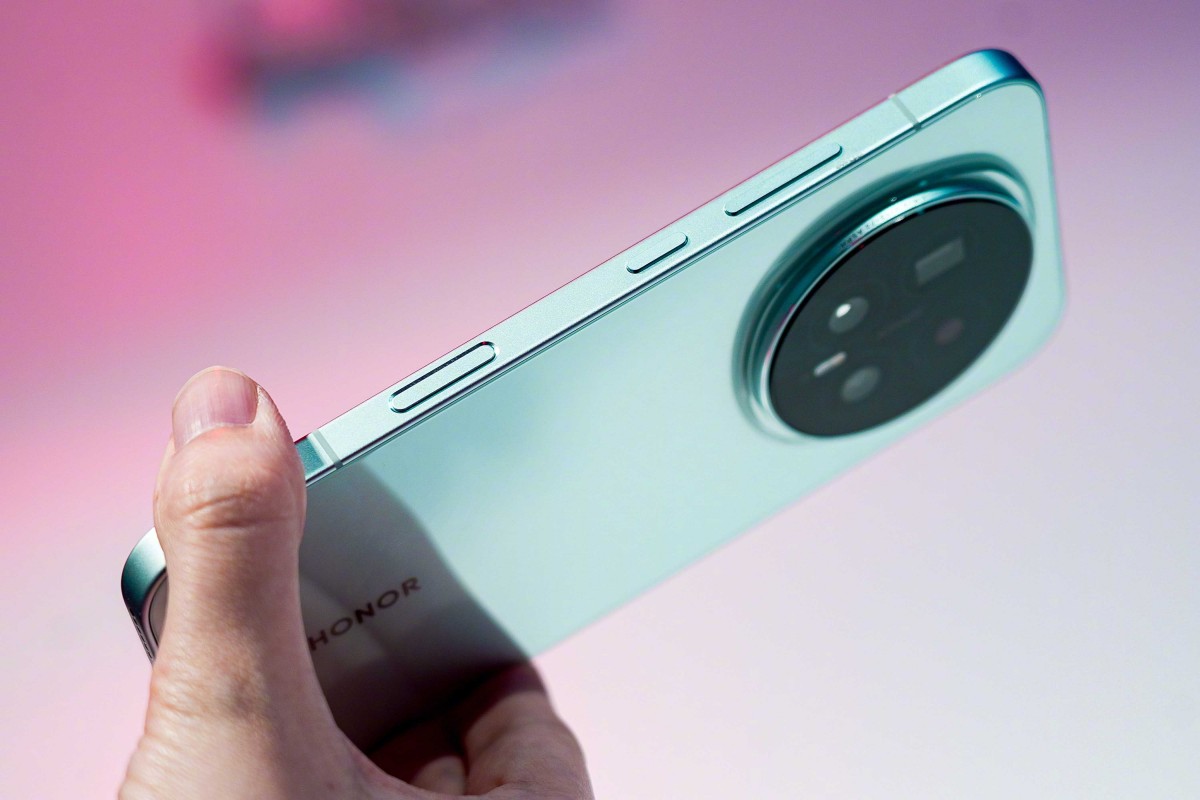 the-honor-magic8-ultra-is-expected-to-lounch-with-triple-rear-cameras-and-an-enhanced-zoom-sensor